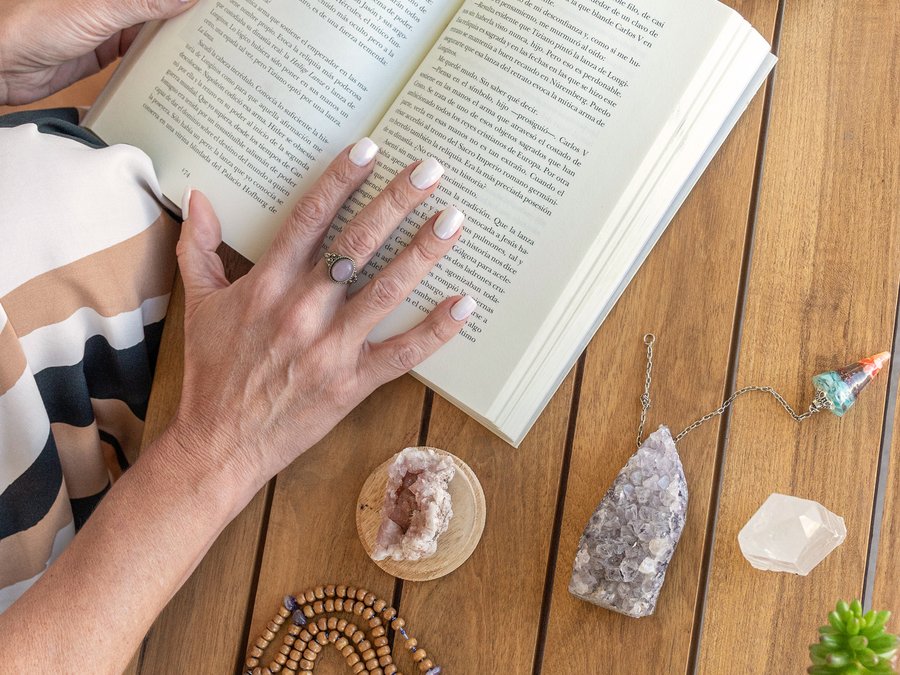 Un libro abierto rodeado de cristales y un mala