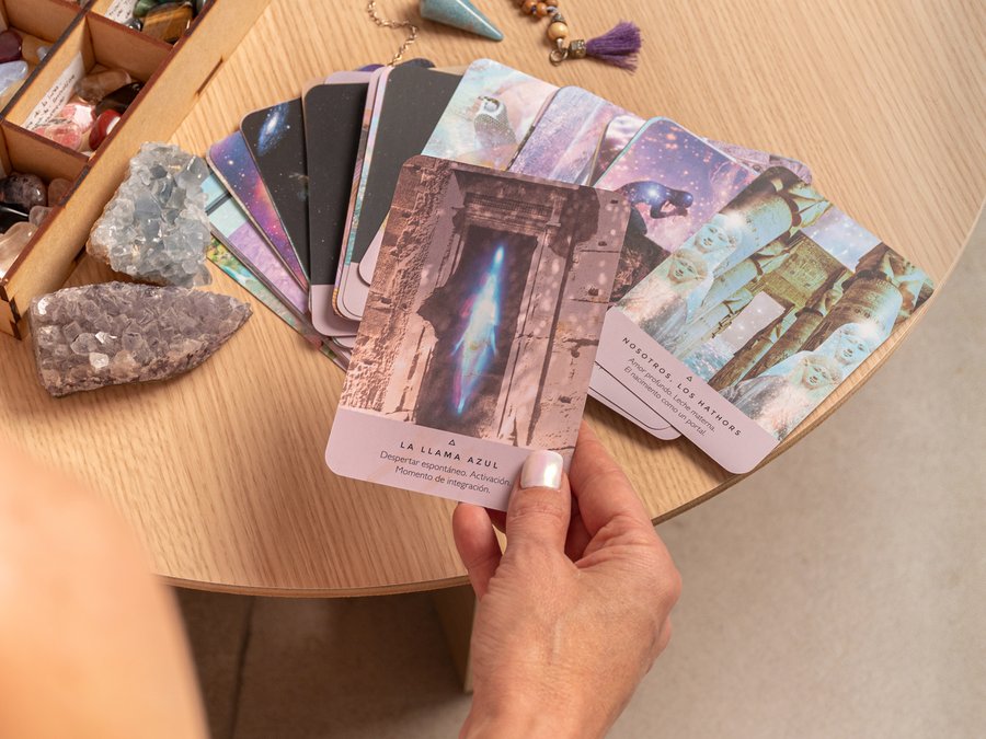 Cartas y cristales sobre la mesa