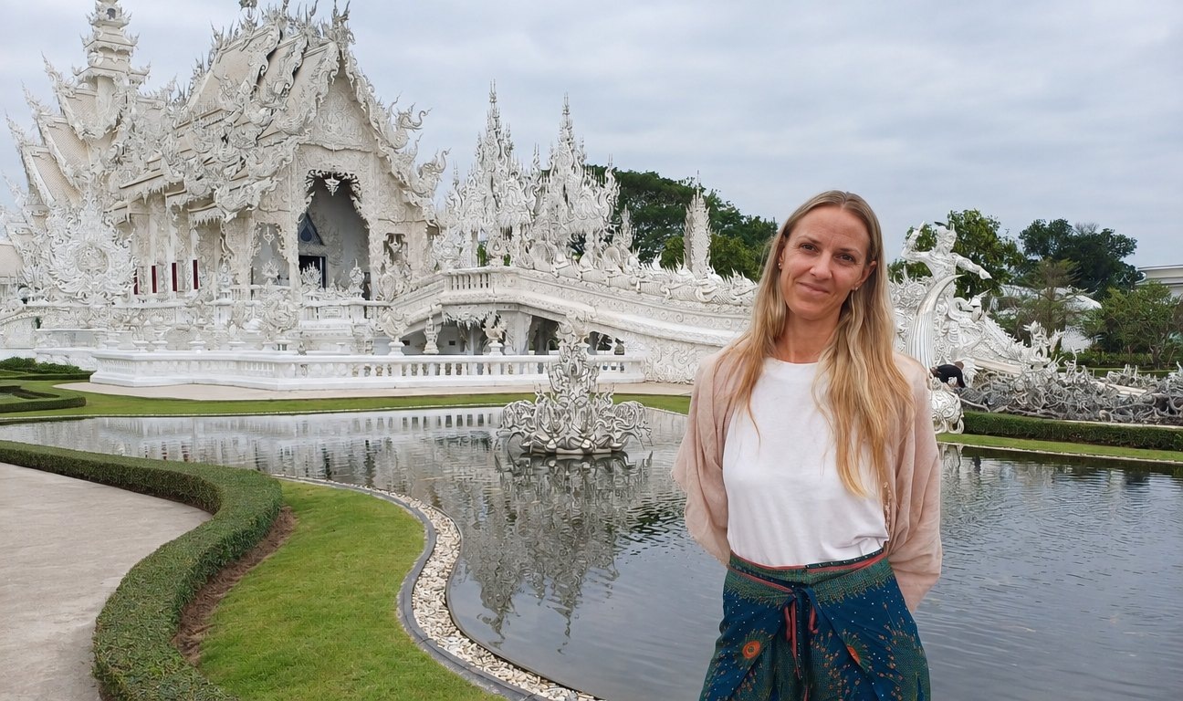 Maru en el Templo Blanco de Tailandia